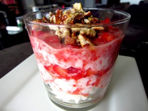 Eton Mess aux fraises et noisettes caramélisées