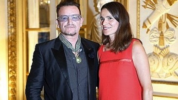 Bono, fait Commandeur des Arts et des Lettres