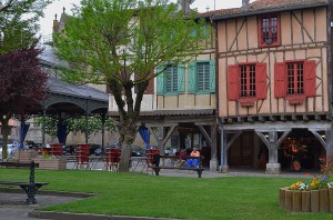 Mirepoix : place des Couverts