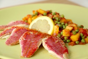 Rougets en salsa de mangue et petits pois