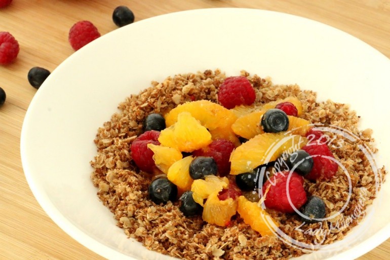 Muesli aux myrtilles, framboises, orange et noix de coco