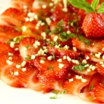 Carpaccio-fraises-menthe-amandes-grillees (5)