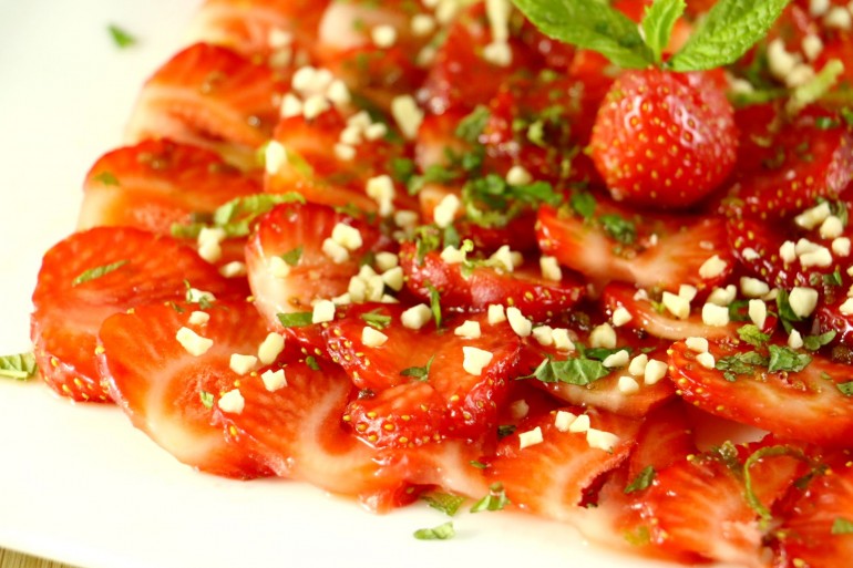 Carpaccio de fraises à la menthe et amandes grillées