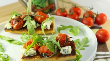 Tartines du Sud, tomates cerise et bleu