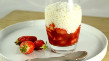 Verrines de perles de tapioca à la noix de coco et fraises macérées