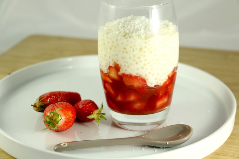 Verrines de perles de tapioca à la noix de coco et fraises macérées