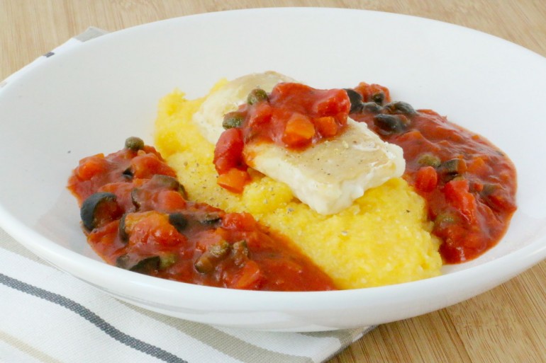 Dos de loup, polenta et sauce napolitaine