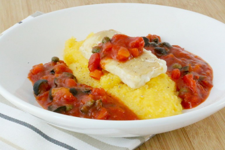 Dos de loup, polenta et sauce napolitaine