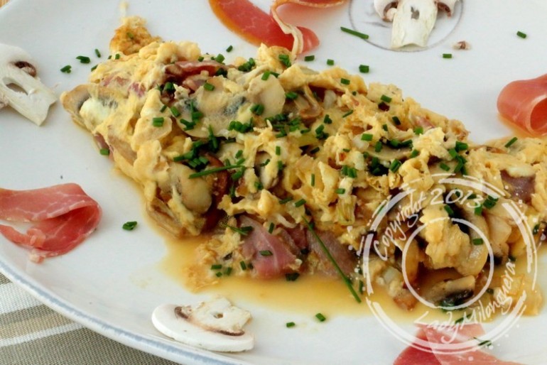 Omelette brouillée au jambon et champignons