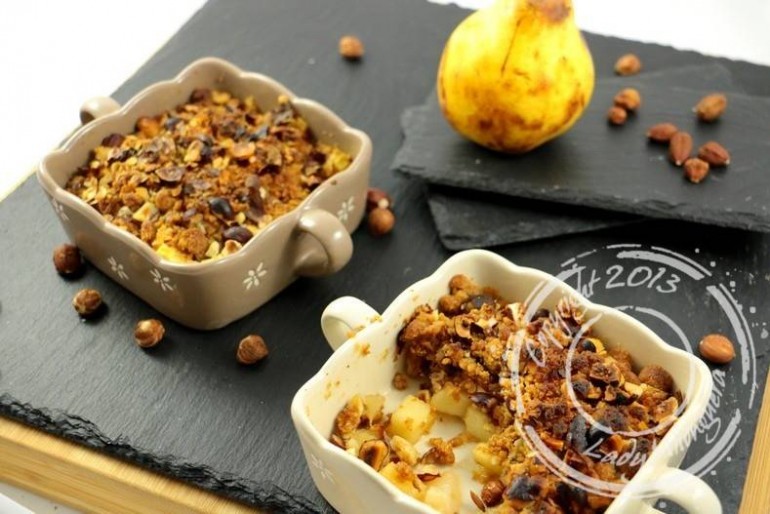 Crumble aux pommes, poires et éclats de noisette