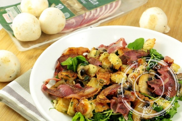 Salade de roquette aux ravioles poêlées, chips de pancetta et champignons