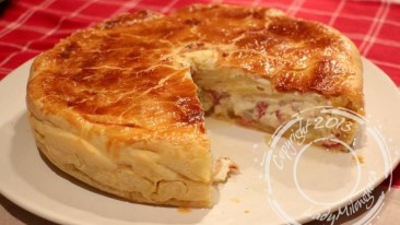 Tourte généreuse aux pommes de terre, bacon et oignon