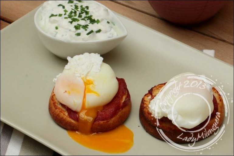 Tartines aux oeufs pochés et crème aux herbes