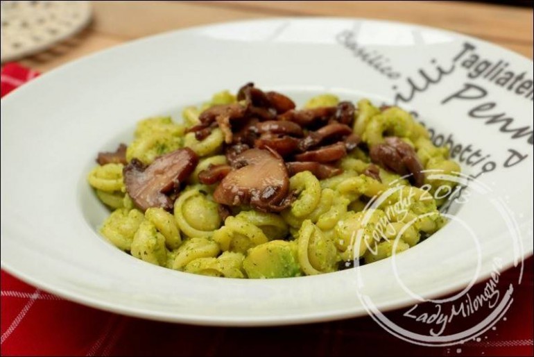 Pâtes à l’avocat et aux champignons