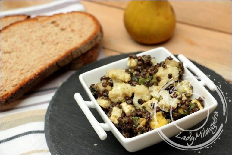 Salade de lentilles beluga, avocat, poire et feta