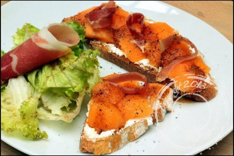 Tartines de melon et chèvre frais