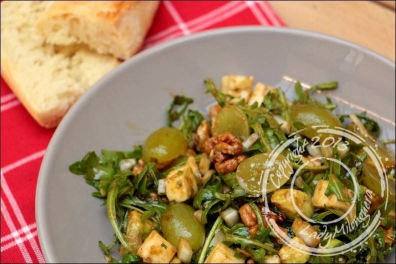 Salade de roquette à l’avocat, cantal et noix